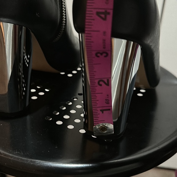 Calvin Klein Savana Mirrored Leather Bootie size 7 - Picture 6 of 6